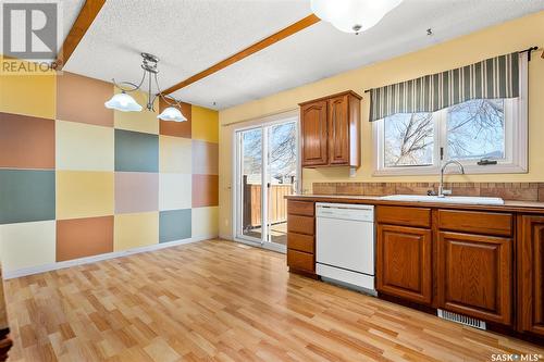 1386 Manitou Crescent, Moose Jaw, SK - Indoor Photo Showing Kitchen