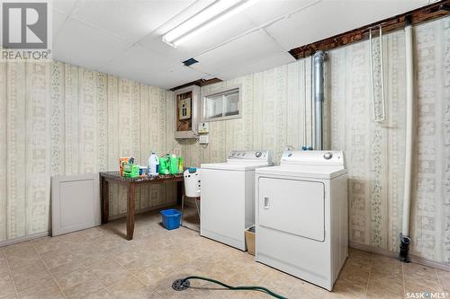 1386 Manitou Crescent, Moose Jaw, SK - Indoor Photo Showing Laundry Room