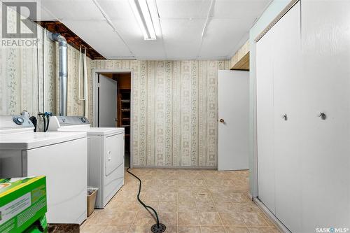 1386 Manitou Crescent, Moose Jaw, SK - Indoor Photo Showing Laundry Room