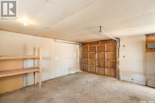 1386 Manitou Crescent, Moose Jaw, SK - Indoor Photo Showing Garage