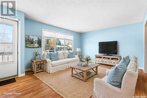 1386 Manitou Crescent, Moose Jaw, SK - Indoor Photo Showing Living Room