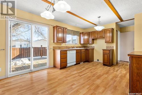 1386 Manitou Crescent, Moose Jaw, SK - Indoor Photo Showing Kitchen