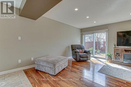 812 Reeves Avenue, London, ON - Indoor Photo Showing Living Room