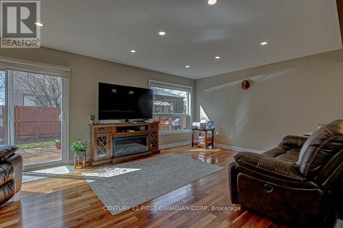 812 Reeves Avenue, London, ON - Indoor Photo Showing Living Room