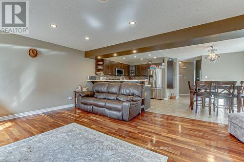 812 Reeves Avenue, London, ON - Indoor Photo Showing Living Room