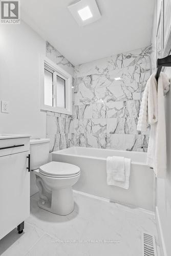 883 Westbury Place, London, ON - Indoor Photo Showing Bathroom