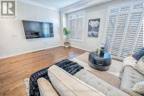 369 Ladycroft Terrace, Mississauga, ON - Indoor Photo Showing Living Room