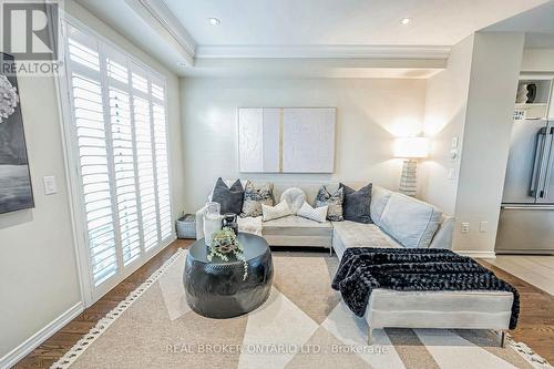 369 Ladycroft Terrace, Mississauga, ON - Indoor Photo Showing Living Room