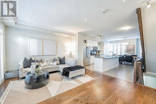 369 Ladycroft Terrace, Mississauga, ON - Indoor Photo Showing Living Room