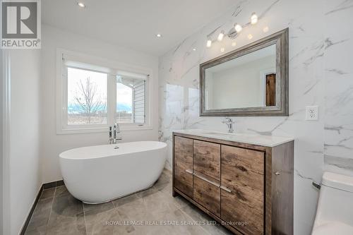 8 - 2019 Trawden Way, Oakville, ON - Indoor Photo Showing Bathroom