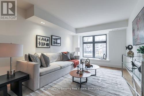 604 Ridelle Avenue, Toronto, ON - Indoor Photo Showing Living Room