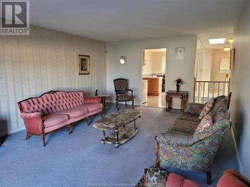 9770 Menard, Windsor, ON - Indoor Photo Showing Living Room