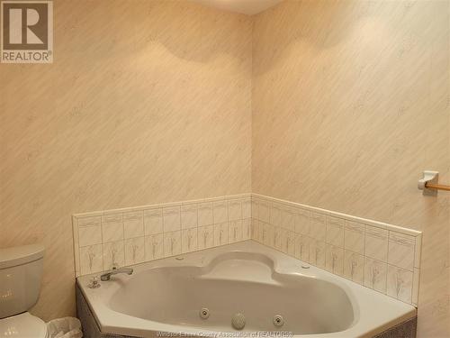 9770 Menard, Windsor, ON - Indoor Photo Showing Bathroom