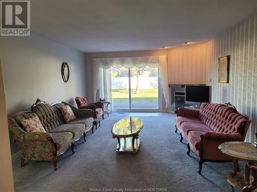 9770 Menard, Windsor, ON - Indoor Photo Showing Living Room