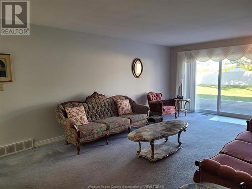 9770 Menard, Windsor, ON - Indoor Photo Showing Living Room