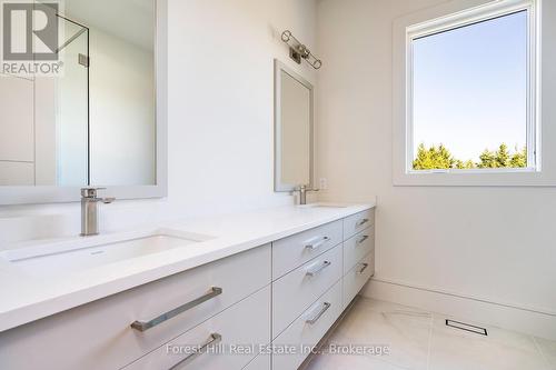 147 Blue Jay Crescent, Grey Highlands, ON - Indoor Photo Showing Bathroom