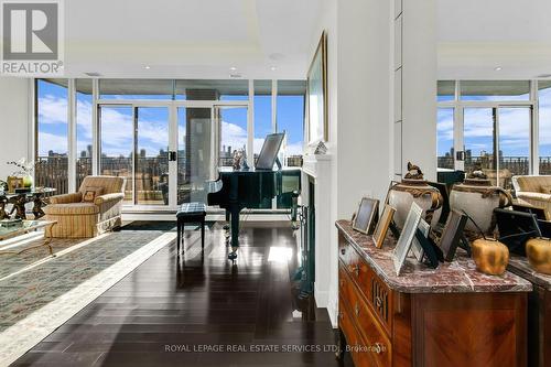 1701 - 155 St Clair Avenue W, Toronto, ON - Indoor Photo Showing Living Room