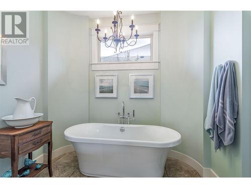 1756 Birkdale Avenue, Kelowna, BC - Indoor Photo Showing Bathroom