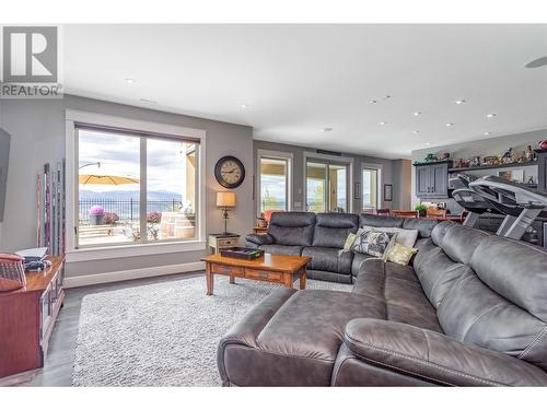 1756 Birkdale Avenue, Kelowna, BC - Indoor Photo Showing Living Room