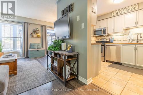 92 Pickett Crescent, Barrie, ON - Indoor Photo Showing Kitchen