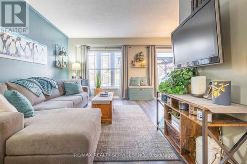 92 Pickett Crescent, Barrie, ON - Indoor Photo Showing Living Room