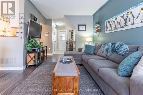 92 Pickett Crescent, Barrie, ON - Indoor Photo Showing Living Room