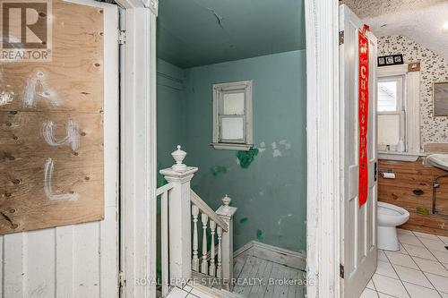 138 Sanford Avenue N, Hamilton, ON - Indoor Photo Showing Bathroom