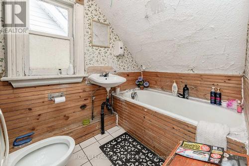 138 Sanford Avenue N, Hamilton, ON - Indoor Photo Showing Bathroom