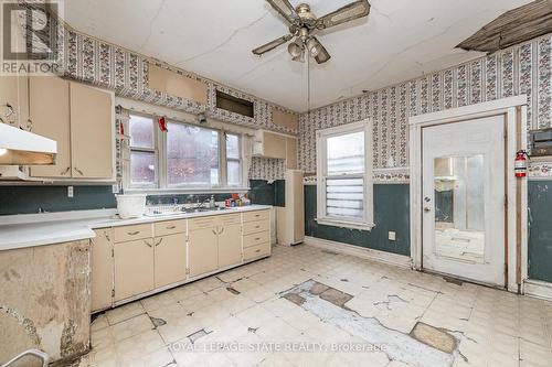 138 Sanford Avenue N, Hamilton, ON - Indoor Photo Showing Kitchen