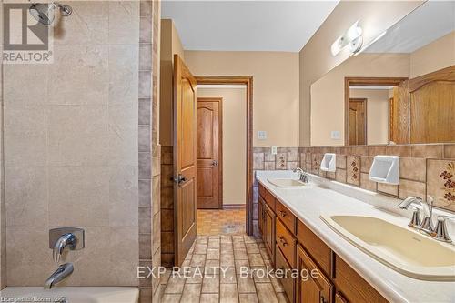 87 Third Road E, Hamilton, ON - Indoor Photo Showing Bathroom