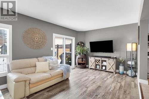 1308 Blackmaple Drive, London, ON - Indoor Photo Showing Living Room