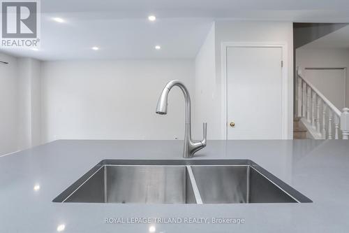 944 Thistledown Way, London, ON - Indoor Photo Showing Kitchen With Double Sink