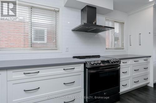 944 Thistledown Way, London, ON - Indoor Photo Showing Kitchen