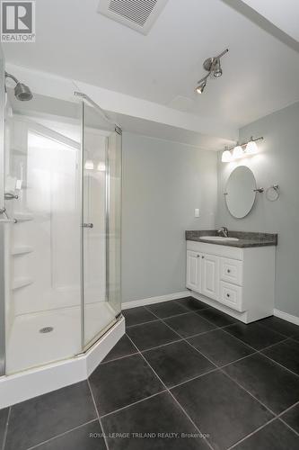 944 Thistledown Way, London, ON - Indoor Photo Showing Bathroom