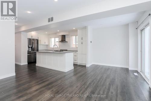 944 Thistledown Way, London, ON - Indoor Photo Showing Kitchen With Upgraded Kitchen