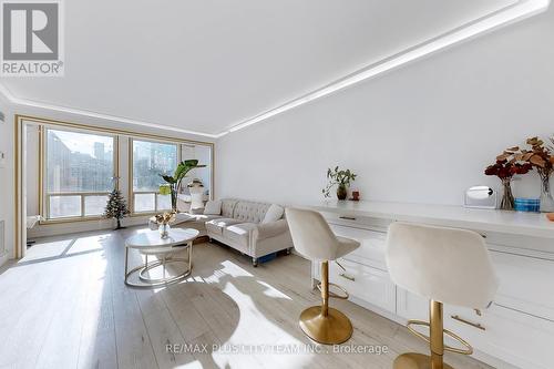 1105 - 25 Grenville Street, Toronto, ON - Indoor Photo Showing Living Room