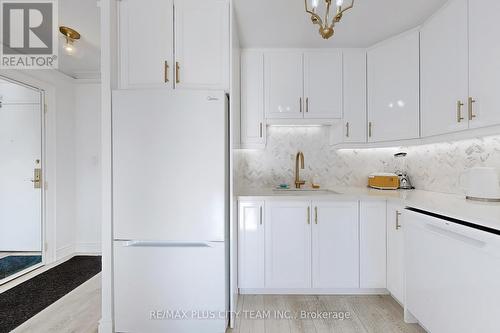 1105 - 25 Grenville Street, Toronto, ON - Indoor Photo Showing Kitchen