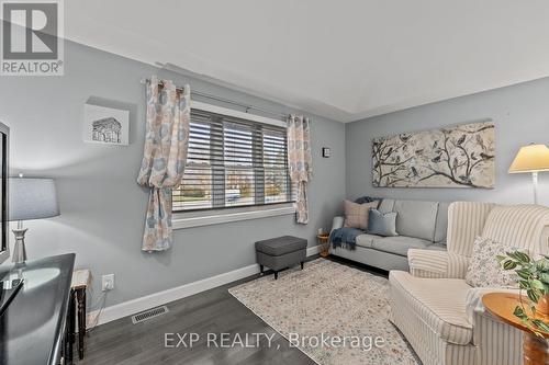 111 Church Street, Georgina, ON - Indoor Photo Showing Living Room