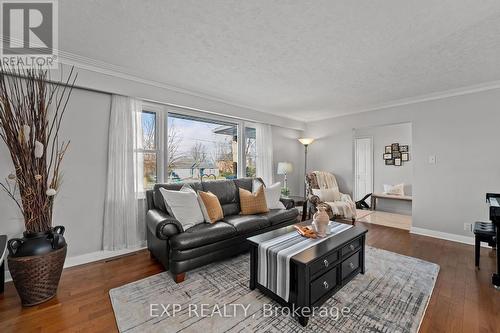 111 Church Street, Georgina, ON - Indoor Photo Showing Living Room