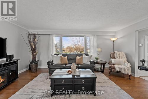 111 Church Street, Georgina, ON - Indoor Photo Showing Living Room