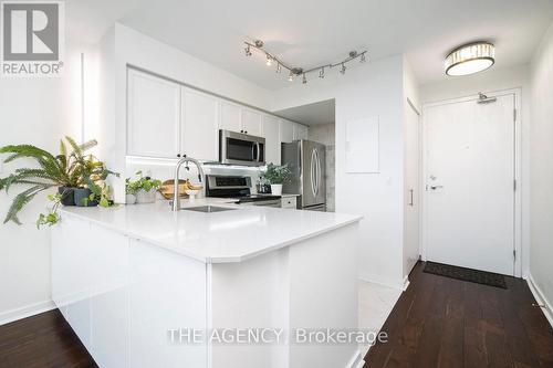 526 - 250 Manitoba Street, Toronto, ON - Indoor Photo Showing Kitchen