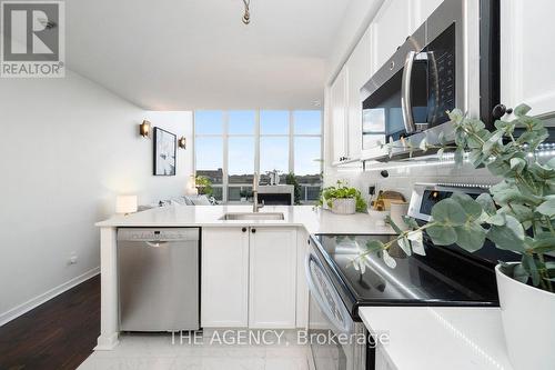 526 - 250 Manitoba Street, Toronto, ON - Indoor Photo Showing Kitchen