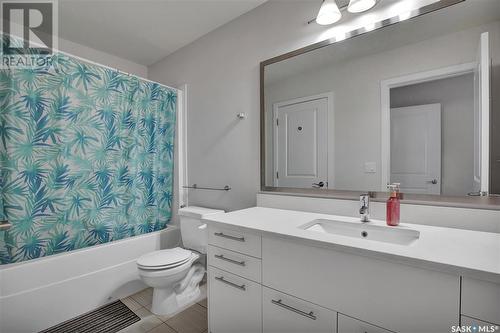 202 410 Hunter Road, Saskatoon, SK - Indoor Photo Showing Bathroom