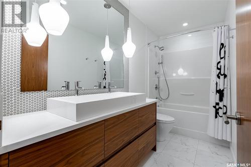 211 Lake Crescent, Saskatoon, SK - Indoor Photo Showing Bathroom