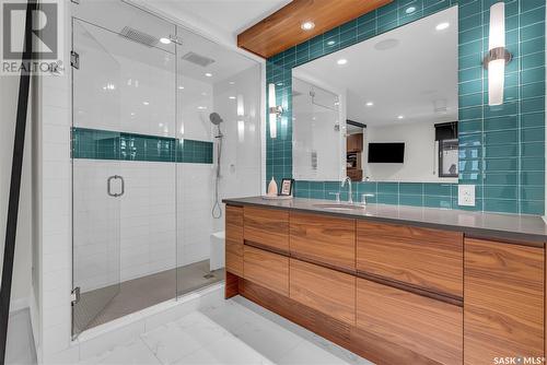 211 Lake Crescent, Saskatoon, SK - Indoor Photo Showing Bathroom