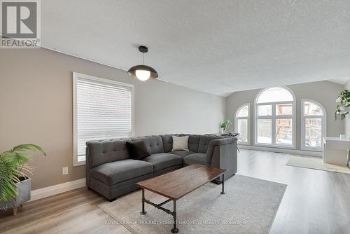 3230 Settlement Trail, London, ON - Indoor Photo Showing Living Room