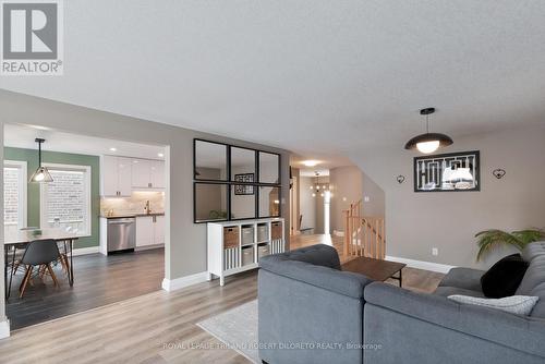 3230 Settlement Trail, London, ON - Indoor Photo Showing Living Room