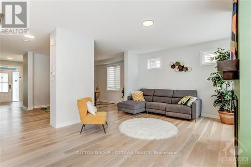 726 Cappamore Drive, Ottawa, ON - Indoor Photo Showing Living Room