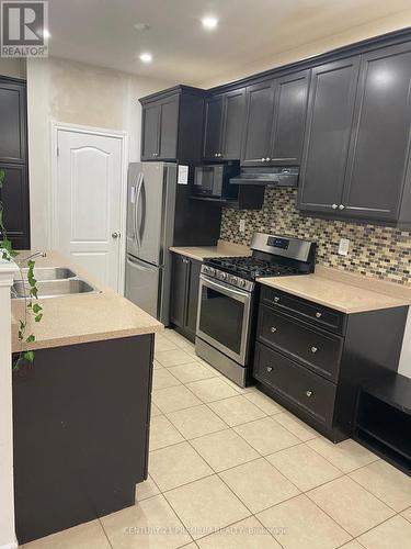 33 Bannister Crescent, Brampton, ON - Indoor Photo Showing Kitchen With Double Sink With Upgraded Kitchen