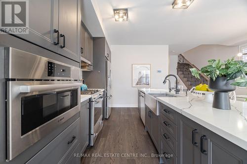 619 Beam Court, Milton, ON - Indoor Photo Showing Kitchen With Upgraded Kitchen